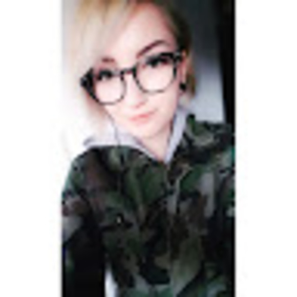 Meet your Posher, Courtney - Picture 1 of 1